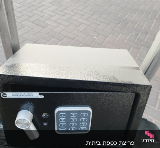 כספת עם לוח מקשים ומנעול ידית